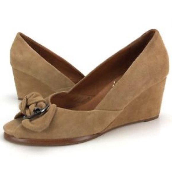 gentle souls Shoes - Gentle Souls Gabe's Bow Tan Pump Sz 8.5 EUC